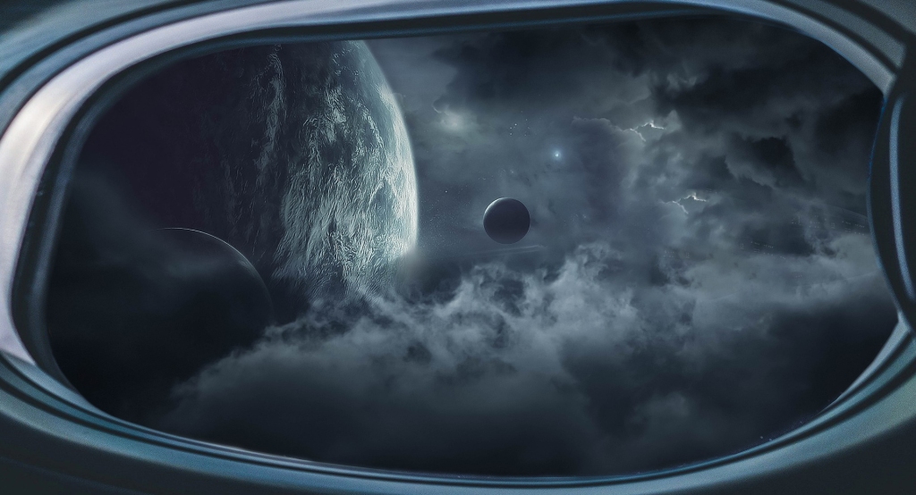A través de la ventanilla de la nave, usada como marco, se pueden ver varios planetas, de distinto tamaño, entre nubes blancas y grises.
Todo el montaje tiene tonalidades azules y metálicos. Los típicos de una imagen espacial.